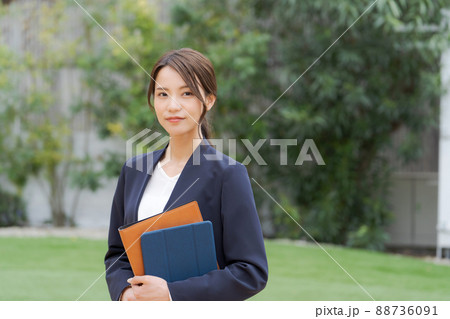 20代女性　ビジネス　緑背景 88736091
