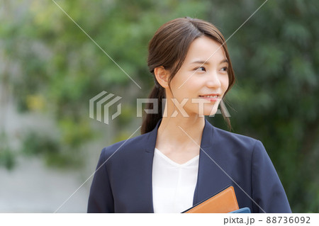 20代女性 ビジネス 緑背景 20代女性 ビジネス 緑背景 88736092