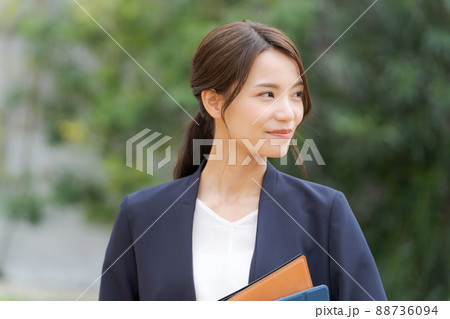 20代女性　ビジネス　緑背景 88736094