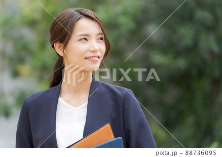 20代女性　ビジネス　緑背景 88736095