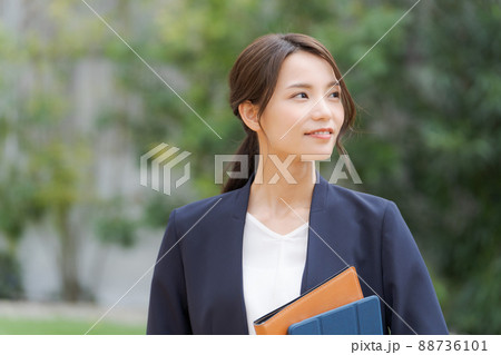 20代女性 ビジネス 緑背景 20代女性 ビジネス 緑背景 88736101