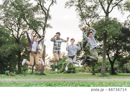 仲良しな若者たち 仲良しな若者たち 88736714