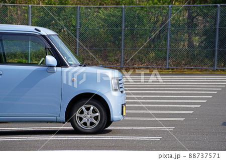 【駐車場に並ぶ車】パーキング　交通イメージ 88737571