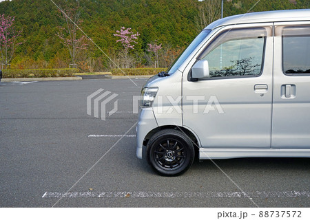 【駐車場に並ぶ車】パーキング　交通イメージ 88737572