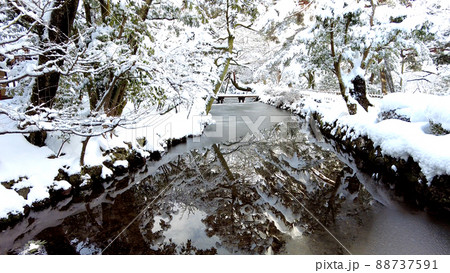 金沢の兼六園 雪景色 88737591