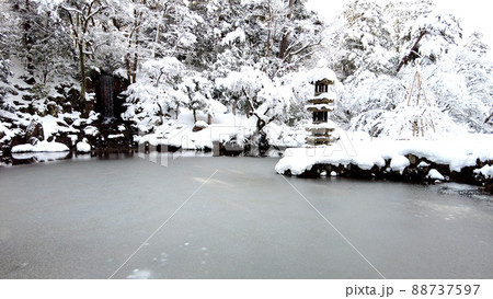 金沢の兼六園 雪景色 88737597