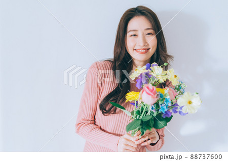 花束を持つ女性 花束を持つ女性 88737600