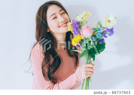 花束を持つ女性 88737603