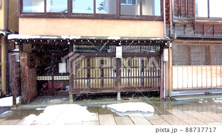 金沢のにし茶屋街雪景色 金沢のにし茶屋街雪景色 88737717