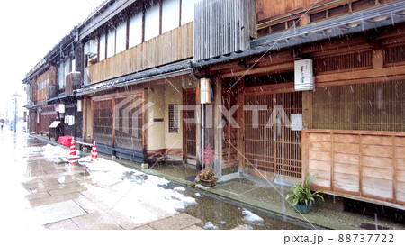 金沢のにし茶屋街雪景色 88737722