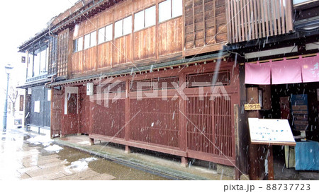 金沢のにし茶屋街雪景色 金沢のにし茶屋街雪景色 88737723