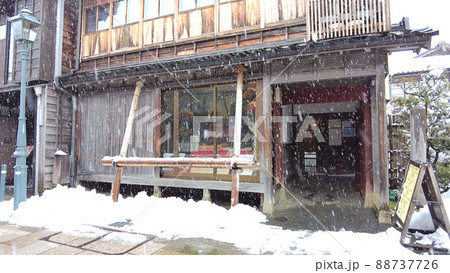 金沢のにし茶屋街雪景色 88737726