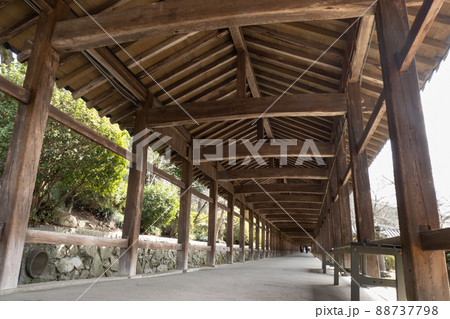 岡山県の吉備津神社の長い回廊 岡山県の吉備津神社の長い回廊 88737798