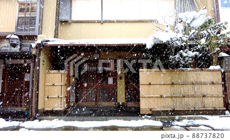 金沢のにし茶屋街雪景色 金沢のにし茶屋街雪景色 88737820