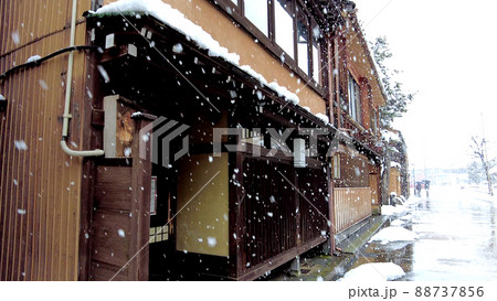 金沢のにし茶屋街雪景色 88737856