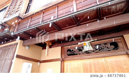 金沢のにし茶屋街雪景色 88737861