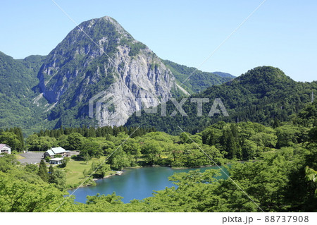 新潟県糸魚川市 全山石灰から成る明星山と巨大魚伝説が残る高浪の池の写真素材 [88737908] - PIXTA