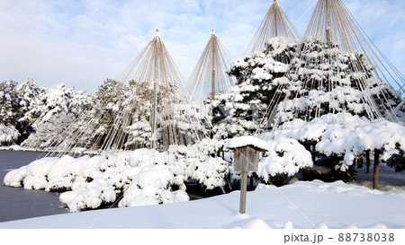 金沢の兼六園 雪景色 88738038