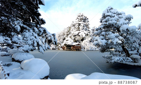 金沢の兼六園 雪景色 88738087