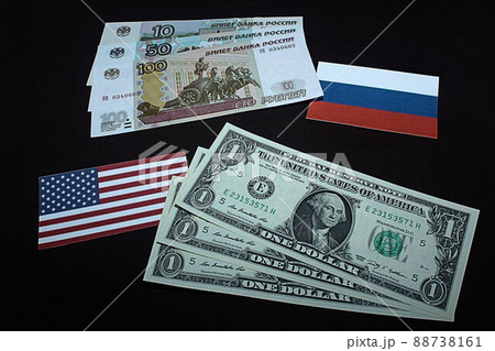 【米ドル・ロシアルーブル・為替・FX・株などに関する記事のサムネイルに】ロシアルーブル紙幣とチャート 88738161
