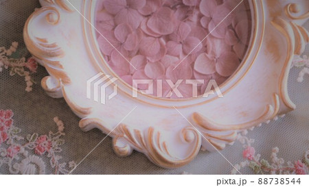 アンティークなデザイン性のあるフォトフレーム　白い額縁 88738544