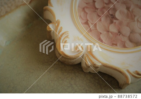 アンティークな白い額縁　ガーリッシュなフォトフレーム 88738572