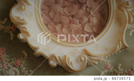 ヴィンテージな白いフォトフレーム ふわっとした質感 ヴィンテージな白いフォトフレーム ふわっとした質感 88738573