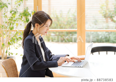 仕事をする女性　パソコン　ビジネス 88738583