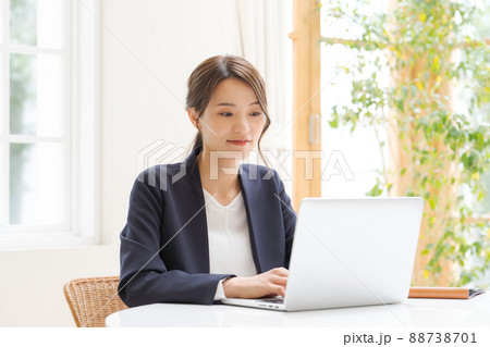 働く女性 ノートパソコン 働く女性 ノートパソコン 88738701