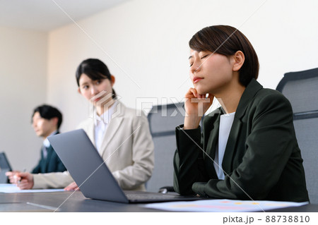 悩ましげなOL 88738810