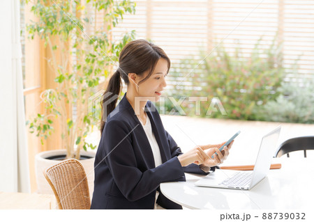 仕事をする女性 パソコン ビジネス 仕事をする女性 パソコン ビジネス 88739032