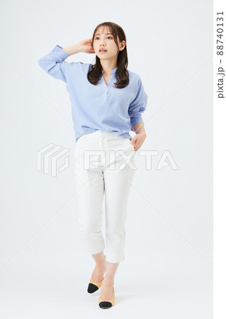 ビジネスカジュアルの若い女性　ファッション 88740131