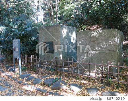 千代田区紀尾井町の清水谷公園にある玉川上水の石枡（石桝） 88740210