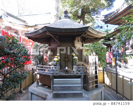 豊川稲荷東京別院の境内にある大岡廟 豊川稲荷東京別院の境内にある大岡廟 88741159