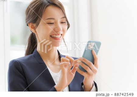 スマホを持った女性 スーツ スマホを持った女性 スーツ 88742549