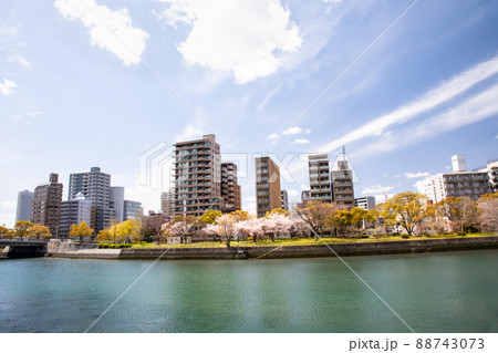 広島市街地を流れる京橋川の西方のビル街です。上流には広島駅があります。広島県 広島市街地を流れる京橋川の西方のビル街です。上流には広島駅があります。広島県 88743073