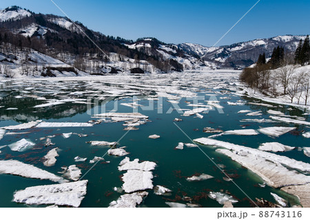 破間川ダム雪流れ（新潟県魚沼市大白川） 88743116