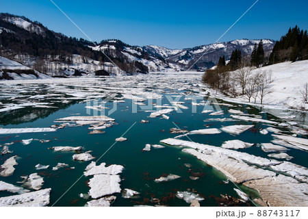 破間川ダム雪流れ（新潟県魚沼市大白川） 88743117