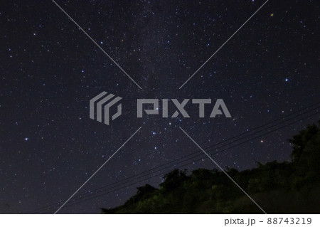夏の星空、北の天の川とカシオペア座 夏の星空、北の天の川とカシオペア座 88743219