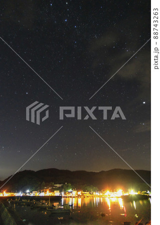 瀬戸内の夏の星景　漁港の空のカシオペア座 88743263