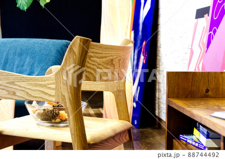天然木のリビングシーン 88744492