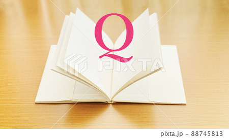 テーブルの上で開いた本とQの文字 テーブルの上で開いた本とQの文字 88745813