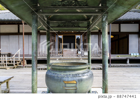 【神奈川県】鎌倉 明月院の方丈前に置かれた屋根付きの香炉 【神奈川県】鎌倉 明月院の方丈前に置かれた屋根付きの香炉 88747441
