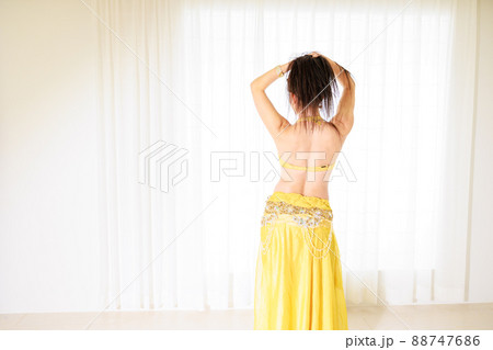 ベリーダンスを踊る女性の後ろ姿 88747686