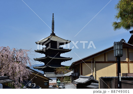 京都　八坂上町の町並み 88749301