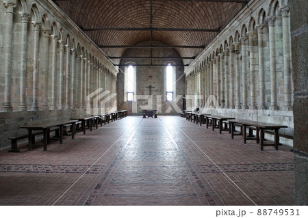 シンメトリーな修道院内部～モンサンミッシェル 88749531