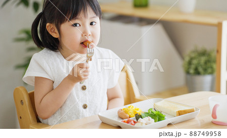 食事する4歳の子供(育児・子育て) 食事する4歳の子供(育児・子育て) 88749958
