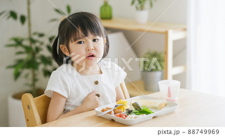 食事する4歳の子供(育児・子育て) 食事する4歳の子供(育児・子育て) 88749969