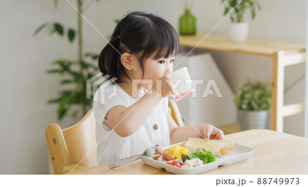 食事中に水を飲む4歳の子供(育児・子育て) 食事中に水を飲む4歳の子供(育児・子育て) 88749973