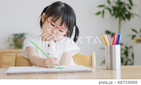 お絵描きする子供(育児・子育て・4歳) お絵描きする子供(育児・子育て・4歳) 88750000